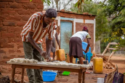 Hommes qui cuisinent au Kenya. 