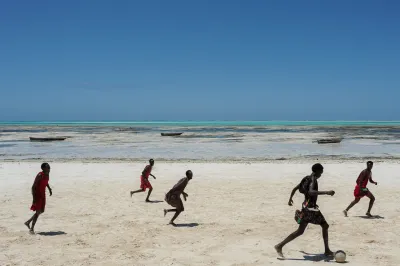 Des garçons masai jouent au football à Zanzibar. 