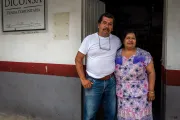 Hombre y mujer en la puerta de su comercio rural en México.